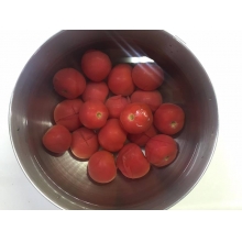 ヘタをとり、トマトに十字の切れ目を入れます
※深さ2mm程度で良い

沸騰したお湯に10秒程度つけすぐに冷水に浸します（湯剥きをする）