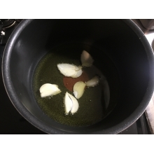 4で熱した油の中に、にんにくとクミンシードを入れます。