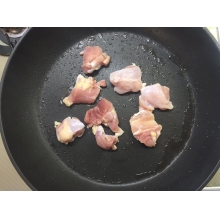 フライパンにMirokuOilをしき、鶏もも肉を炒めます。
次に根菜を入れ順に炒めていきます。
