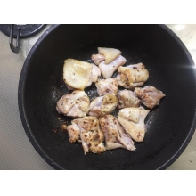 MirokuOilをひいたフライパンにおろし生姜、おろしにんにくで香りをつけ、鶏肉を炒めていきます。