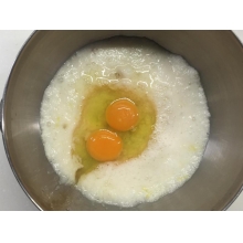 5を煮ている間に、おろした長芋と卵を合わせていきます。