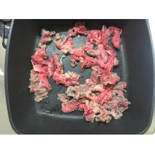 フライパンにMirokuOilをひき、牛肉を炒めていきます。