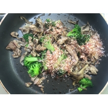 塩を少々ふり、☆の調味料を全て混ぜ入れ、かつお節を散らします。